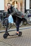 Amsterdam 18 november 2020
Selwyn Senatori op zijn electreische step op de pc hooftstraat