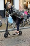 Amsterdam 18 november 2020
Selwyn Senatori op zijn electreische step op de pc hooftstraat