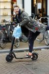 Amsterdam 18 november 2020
Selwyn Senatori op zijn electreische step op de pc hooftstraat