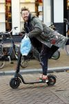 Amsterdam 18 november 2020
Selwyn Senatori op zijn electreische step op de pc hooftstraat