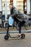 Amsterdam 18 november 2020
Selwyn Senatori op zijn electreische step op de pc hooftstraat