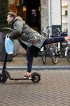 Amsterdam 18 november 2020
Selwyn Senatori op zijn electreische step op de pc hooftstraat