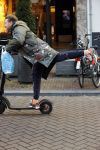 Amsterdam 18 november 2020
Selwyn Senatori op zijn electreische step op de pc hooftstraat