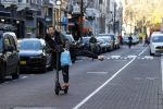 Amsterdam 18 november 2020
Selwyn Senatori op zijn electreische step op de pc hooftstraat