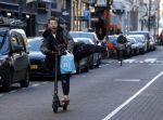 Amsterdam 18 november 2020
Selwyn Senatori op zijn electreische step op de pc hooftstraat