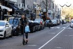 Amsterdam 18 november 2020
Selwyn Senatori op zijn electreische step op de pc hooftstraat