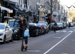 Amsterdam 18 november 2020
Selwyn Senatori op zijn electreische step op de pc hooftstraat