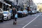 Amsterdam 18 november 2020
Selwyn Senatori op zijn electreische step op de pc hooftstraat