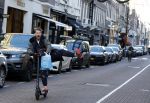 Amsterdam 18 november 2020
Selwyn Senatori op zijn electreische step op de pc hooftstraat