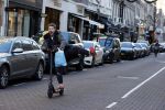Amsterdam 18 november 2020
Selwyn Senatori op zijn electreische step op de pc hooftstraat