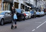 Amsterdam 18 november 2020
Selwyn Senatori op zijn electreische step op de pc hooftstraat