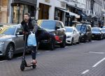 Amsterdam 18 november 2020
Selwyn Senatori op zijn electreische step op de pc hooftstraat