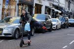 Amsterdam 18 november 2020
Selwyn Senatori op zijn electreische step op de pc hooftstraat
