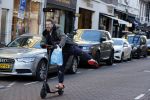 Amsterdam 18 november 2020
Selwyn Senatori op zijn electreische step op de pc hooftstraat