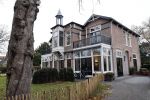 Bergen 26 november 2020
Sonja Bakker met haar nieuwe boek. Partner Barrie Suijdam helpt haar met inpakken. Sonja haar huis