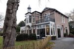 Bergen 26 november 2020
Sonja Bakker met haar nieuwe boek. Partner Barrie Suijdam helpt haar met inpakken. Sonja haar huis