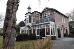 Bergen 26 november 2020
Sonja Bakker met haar nieuwe boek. Partner Barrie Suijdam helpt haar met inpakken. Sonja haar huis