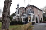 Bergen 26 november 2020
Sonja Bakker met haar nieuwe boek. Partner Barrie Suijdam helpt haar met inpakken. Sonja haar huis