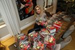 Bergen 26 november 2020
Sonja Bakker met haar nieuwe boek. Partner Barrie Suijdam helpt haar met inpakken