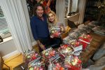 Bergen 26 november 2020
Sonja Bakker met haar nieuwe boek. Partner Barrie Suijdam helpt haar met inpakken