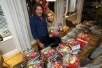 Bergen 26 november 2020
Sonja Bakker met haar nieuwe boek. Partner Barrie Suijdam helpt haar met inpakken