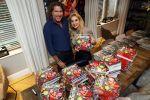 Bergen 26 november 2020
Sonja Bakker met haar nieuwe boek. Partner Barrie Suijdam helpt haar met inpakken