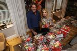 Bergen 26 november 2020
Sonja Bakker met haar nieuwe boek. Partner Barrie Suijdam helpt haar met inpakken