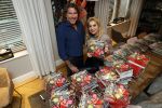 Bergen 26 november 2020
Sonja Bakker met haar nieuwe boek. Partner Barrie Suijdam helpt haar met inpakken