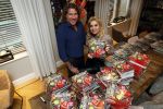 Bergen 26 november 2020
Sonja Bakker met haar nieuwe boek. Partner Barrie Suijdam helpt haar met inpakken