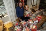 Bergen 26 november 2020
Sonja Bakker met haar nieuwe boek. Partner Barrie Suijdam helpt haar met inpakken