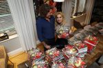 Bergen 26 november 2020
Sonja Bakker met haar nieuwe boek. Partner Barrie Suijdam helpt haar met inpakken