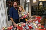 Bergen 26 november 2020
Sonja Bakker met haar nieuwe boek. Partner Barrie Suijdam helpt haar met inpakken