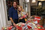 Bergen 26 november 2020
Sonja Bakker met haar nieuwe boek. Partner Barrie Suijdam helpt haar met inpakken
