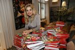 Bergen 26 november 2020
Sonja Bakker met haar nieuwe boek. Partner Barrie Suijdam helpt haar met inpakken