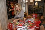 Bergen 26 november 2020
Sonja Bakker met haar nieuwe boek. Partner Barrie Suijdam helpt haar met inpakken