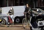 Amsterdam 23 november 2020
Suzanne Klemann  met dochter op straat in Amsterdam zuid.