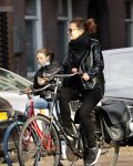 Amsterdam 23 november 2020
Suzanne Klemann  met dochter op straat in Amsterdam zuid.