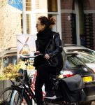 Amsterdam 23 november 2020
Suzanne Klemann  met dochter op straat in Amsterdam zuid.