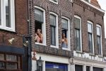 Weesp 26 juni 2020
In je raam een ijsje eten  in weesp