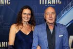 Almere 21 november 2021
Premiere van musical the Titanic in schouwburg Almere. Alfred v d Heuvel met (een) vriendin