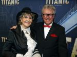Almere 21 november 2021
Premiere van musical the Titanic in schouwburg Almere. astrid Engels met een kennis