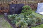 Oud Valkeveen 15 december 2021
Het graf van Jan des Bouvrie . Achter op het graf staat de tekst, Hier ligt Jan , die kon er wat van. MNaast jan ligt zijn goede vriend Bert Verwelius