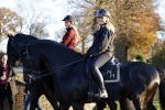 Lunteren 22 november 2021
Presentatie paarden calendar waarvan opbrengst naar het KWF gaat . Bridget Maasland en Samantha Steenwijk krijgen het eerste exemplaar . Ze kopen per paard aanrijden