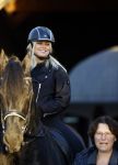 Lunteren 22 november 2021
Presentatie paarden calendar waarvan opbrengst naar het KWF gaat . Bridget Maasland en Samantha Steenwijk krijgen het eerste exemplaar . Ze kopen per paard aanrijden