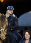 Lunteren 22 november 2021
Presentatie paarden calendar waarvan opbrengst naar het KWF gaat . Bridget Maasland en Samantha Steenwijk krijgen het eerste exemplaar . Ze kopen per paard aanrijden