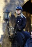 Lunteren 22 november 2021
Presentatie paarden calendar waarvan opbrengst naar het KWF gaat . Bridget Maasland en Samantha Steenwijk krijgen het eerste exemplaar . Ze kopen per paard aanrijden