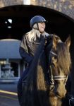 Lunteren 22 november 2021
Presentatie paarden calendar waarvan opbrengst naar het KWF gaat . Bridget Maasland en Samantha Steenwijk krijgen het eerste exemplaar . Ze kopen per paard aanrijden