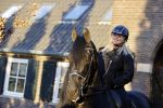 Lunteren 22 november 2021
Presentatie paarden calendar waarvan opbrengst naar het KWF gaat . Bridget Maasland en Samantha Steenwijk krijgen het eerste exemplaar . Ze kopen per paard aanrijden