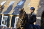Lunteren 22 november 2021
Presentatie paarden calendar waarvan opbrengst naar het KWF gaat . Bridget Maasland en Samantha Steenwijk krijgen het eerste exemplaar . Ze kopen per paard aanrijden