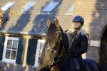 Lunteren 22 november 2021
Presentatie paarden calendar waarvan opbrengst naar het KWF gaat . Bridget Maasland en Samantha Steenwijk krijgen het eerste exemplaar . Ze kopen per paard aanrijden